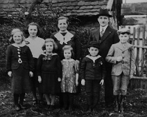1930ca_Familie_GaertnerAnton Familie Anton Degen 1935: - von links nach rechts Maria, Julchen, Katharina, Mama Katharina, Lisbeth, Jakob, PP Anton, Franz (Margot fehlt noch)
