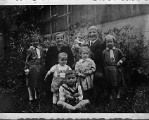 1931FamAntonGaertnersw Familienbild von 1931: Vorne Franz, dahinter Jakob und Katharina, hintere Reihe Julchen, Mama Katharina, Baby Lisbeth, Papa Anton und Maria (Margot fehlt noch)