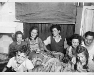 1938Tabak naehen Papa und Geschwister beim Tabaknähen