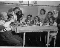 1945FamilieamTisch FAmilienbild am Kaffeetisch mit musikalischer Begleitung - Opa mit der Geige