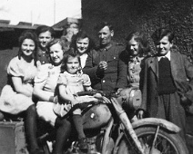 1945PapaSoldatFamilie Katharina, Franz, Maria, vorne Margot, Julchen (Mann?), Lisbeth, Jakob