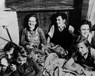 Tabak naehen 1938 Jakob mit Lisbeth, Maria, Franz Julchen (mit Freund?), vorne Katharina