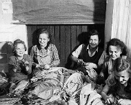 Tabaknaehen1933 Beim Tabak nähen: (v. links nach rechts): Jakob, Lisbeth, Maria, Franz, Julchen, Katharina