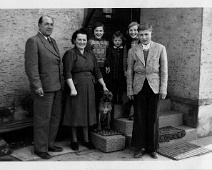 OpaJakobDegen+Familie2 Opa Jakob Degen mit seiner zweiten Frau Maria (OwerOma genannt von uns), und den Kindern Hilde Liselotte, Helga und Werner - und dem Familienhund (Name?)