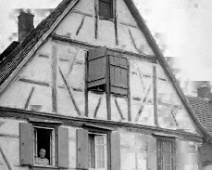 Elternhaus LeibfritzHartnagel Vor der Tür mit Baby Katharina Degen, aus dem Fenster guckt Margarete (Tante Gretchen) mit ihrer Mutter, oben im Fenster die Tante