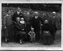FamMama+ Familie Leibfritz - stehend Margarethe, Hans Helwig (?), die Mutter Elisabeth Leibfritz (geb. Hartnagel), Josef Leibfritz, Andreas Hartnagel, vor ihm auf dem...