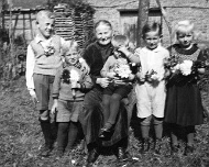 MamaGeschwOmaHans Als Hans aus Amerika zu Besuch war. Links der älteste Bruder von Mama - Hans, Adam, die Oma mit Joseph daneben der Cousin Hans, dann Kätha