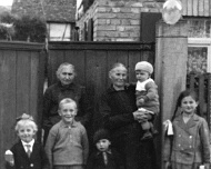 MamaGeschwisterOmaTante Fortan waren die Großeltern für die Erziehung der Kinder zuständig - der Papa musste arbeiten. Ganz rechts das dunkelhaarige Mädchen Frieda Sattler aus der...