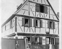 img736 Elternhaus von uns. Über der Tür ganz rechts steht : Spezereiladen von Andreas Hartnagel (der Opa von unserer Oma Katharina Leibritz, später Degen).