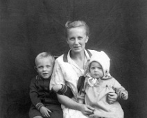 img742ret Mama Katharina Degen mit Hans und Kätha