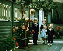 043Fronleichnam_Ingekl Fronleichnam 1962, Mama am Hoftor, Jakob und Maria, vorne Ingeborg und Andreas