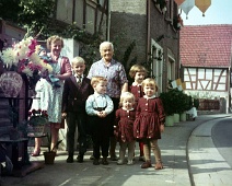 064FronleichnamJetschnie2 Mama mit Adam auf dem Arm, Jakob, Frau Jetschny hinten, Andreas, Juliane, Maria, Ingeborg